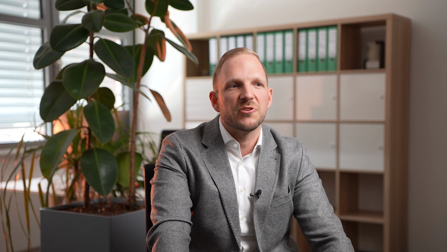 Das Team von CODE FINANCE im Büro in Karlsruhe, Standbild aus dem Imagefilm