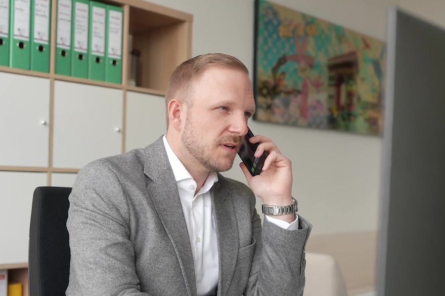 Berater von CODE FINANCE klärt einen Schadenfall telefonisch mit der Versicherungsgesellschaft